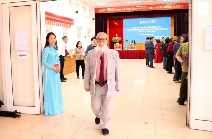 Tri Lê Quang Liễn, sinh năm 1934 hoàn thành quyền và nghĩa vụ công dân. Ảnh: PV