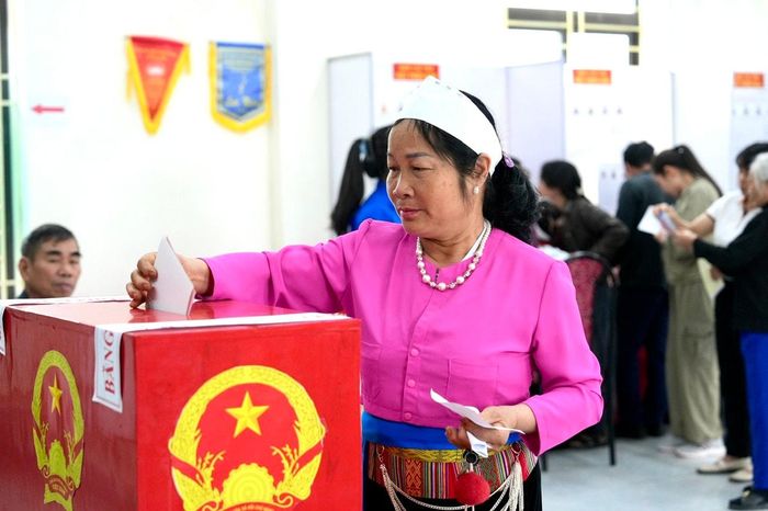 Những lá phiếu mang theo kì vọng của cử tri về những người đại biểu nhân dân đủ đức, vẹn tài.