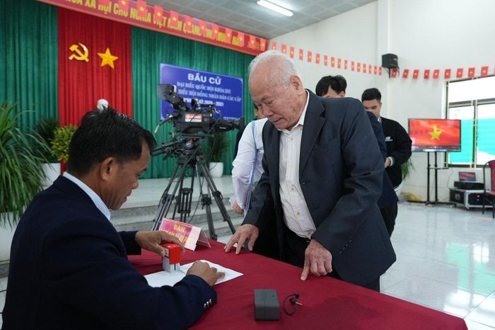 Ngay trong buổi sáng, tại nhiều địa điểm bỏ phiếu của xã, tỷ lệ cử tri đi bầu đã đạt trên 95%. Ảnh: Nguyễn Trọng