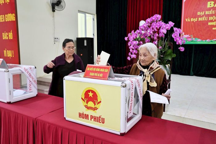 Cử tri thực hiện quyền và nghĩa vụ thiêng liêng của mình. Ảnh: Thanh Hằng