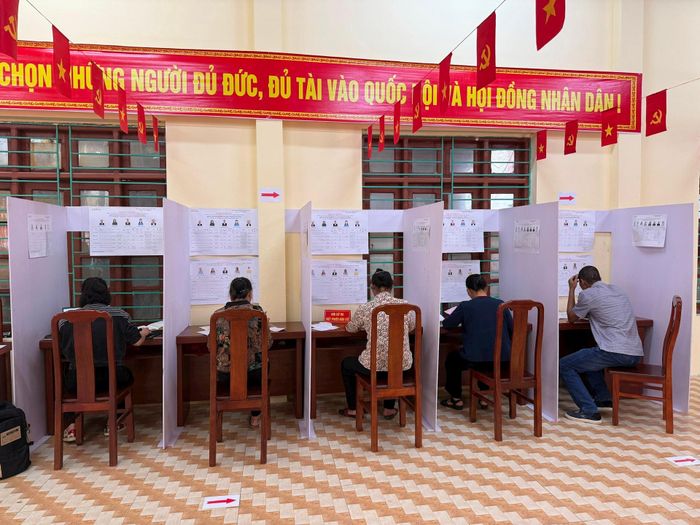Cử tri lựa chọn các đại biểu xứng đáng vào cơ quan dân cử. Ảnh: PV