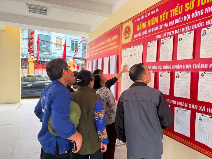 Cử tri lựa chọn kỹ các ứng cử viên trước khi bỏ phiếu. Ảnh: PV