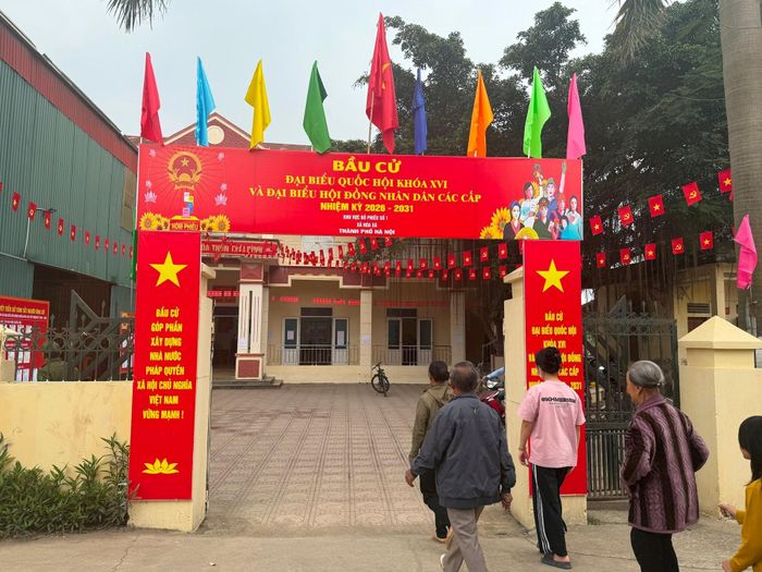 Cử tri đi bầu cử thực hiện quyền và nghĩa vụ thiêng liêng của cử tri. Ảnh: PV