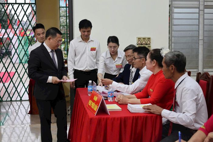 Bí thư Đảng ủy, Chủ tịch HĐND xã Tiến Thắng Hoàng Anh Tuấn dự chương trình khai mạc và tham gia bỏ phiếu tại Khu vực bỏ phiếu số 4 , nhà văn hóa thôn Phú Mỹ. Ảnh PV