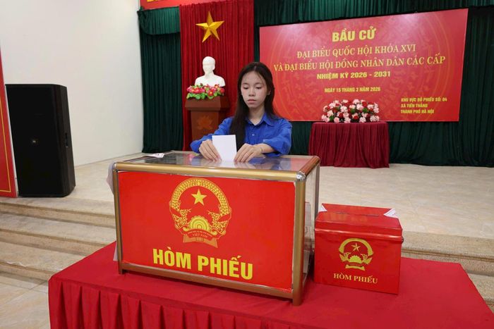 Cử tri trẻ Phạm Thị Nguyệt Ánh lần đầu đi bầu cử. Ảnh PV