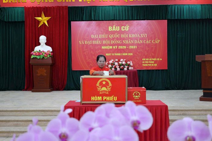 Cử tri thực hiện quyền và nghĩa vụ và gửi gắm niềm tin trong từng lá phiếu. Ảnh PV