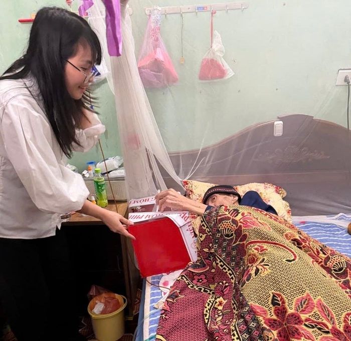 Cử tri Ngô Văn Các, sinh năm 1948, thôn Gia Vĩnh được các thành viên Tổ bầu cử số 17 thôn Gia Vĩnh mang hòm phiếu đến tận nhà. Ảnh: Ánh Ngọc 