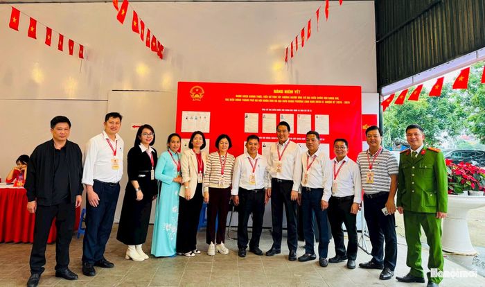Chủ tịch UBND phường Lĩnh Nam thăm và động viên, chụp ảnh lưu niệm cùng thành viên của Ủy ban bầu cử, tổ bầu cử sau khi công việc bỏ phiếu trên địa bàn cơ bản đã hoàn thành. Ảnh: PV