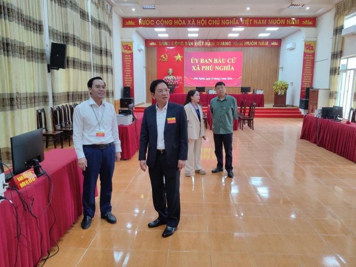 Chánh Thanh tra TP Hà Nội, Ủy viên Ủy ban Bầu cử TP Trần Đức Hoạt kiểm tra khu vực mở và kiểm hòm phiếu. Ảnh: Khắc Kiên