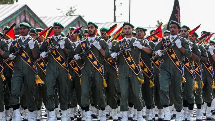 Tehran nắm rõ điều này, nên chắc chắn đang rất đề phòng cả hai mặt, trong và ngoài nước.