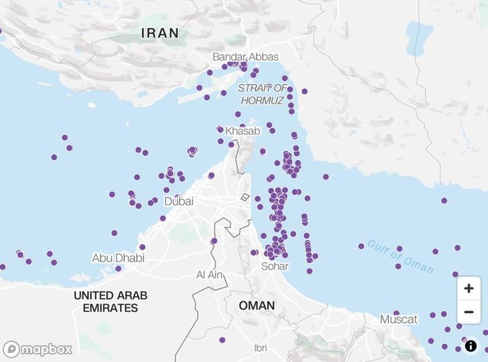 Iran tuyên bố vẫn cho phép các tàu thuyền không liên quan đến Mỹ-Israel đi qua eo biển Hormuz. Hình ảnh các tàu đi qua khu vực trong ngày 14/3. Đồ họa: CNN