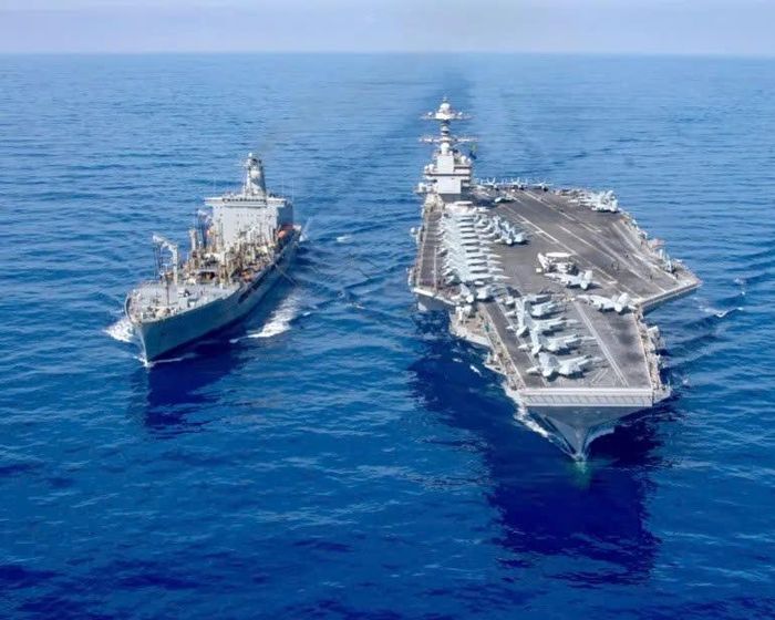 Tàu sân bay USS Gerald R. Ford tiếp nhiên liệu từ tàu chở dầu USNS Laramie ở phía đông Địa Trung Hải. Ảnh: Hải quân Mỹ.