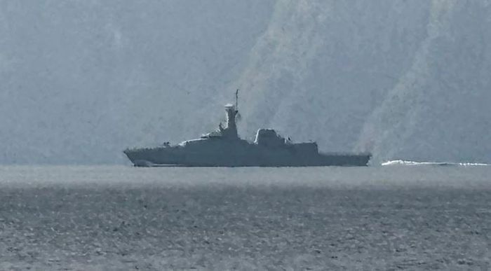 Một tàu hải quân di chuyển ở khu vực Eo biển Hormuz ngày 1/3/2026. Ảnh: rnz.co.nz