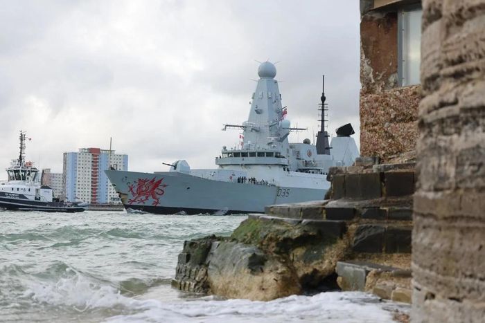 Tàu HMS Dragon của Hải quân Hoàng gia Anh rời cảng Portsmouth ngày 11/3 để đến Đông Địa Trung Hải để tăng cường khả năng phòng thủ của Anh trong khu vực. Tàu chiến đóng tại Portsmouth này sẽ sử dụng hệ thống tên lửa Sea Viper để giúp bảo vệ các tài sản của Anh. Ảnh: Hải quân Anh