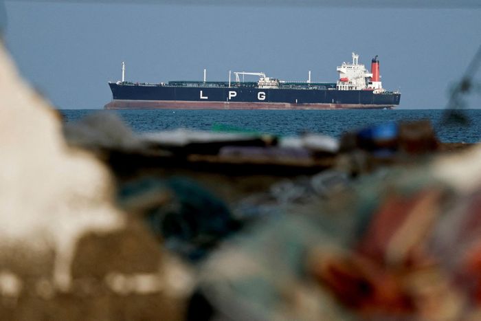 Một tàu chở khí LPG neo đậu tại eo biển Hormuz ngày 11/3. Ảnh: Reuters.