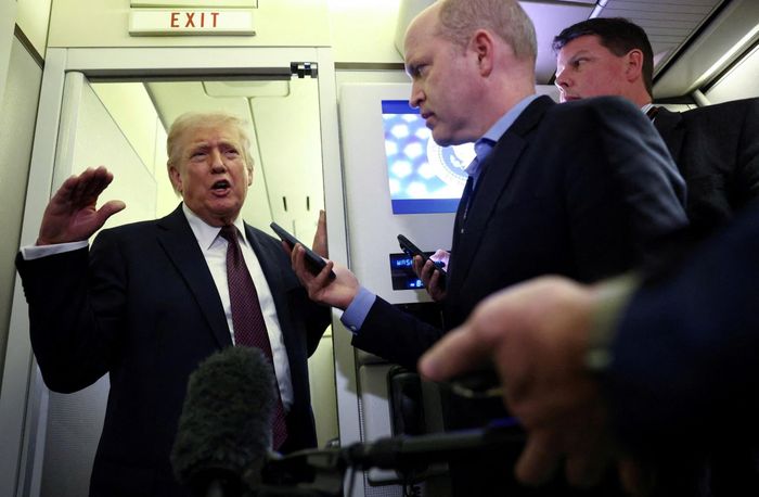 Tổng thống Mỹ Donald Trump phát biểu trước báo giới trên chuyên cơ Không lực Một ngày 15/3. Ảnh: Reuters.