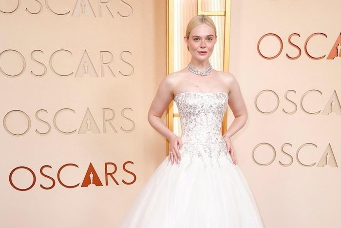  Ứng viên Nữ diễn viên phụ xuất sắc Elle Fanning chọn chiếc đầm trắng quây ngực của Givenchy do Sarah Burton thiết kế. Thiết kế mang cảm hứng váy cưới và cũng phảng phất tinh thần Grace Kelly. Ảnh: Reuters. 
