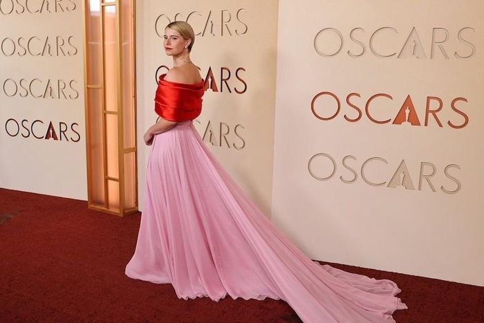  Trong khi đó, Jessie Buckley lại lựa chọn phong cách phối màu khối của Chanel. Người đẹp diện chiếc váy hở vai màu đỏ - hồng lấy cảm hứng từ Grace Kelly. Thiết kế với phần tà mềm mại đem lại cảm giác nữ tính, quyến rũ. Ảnh: Reuters. 