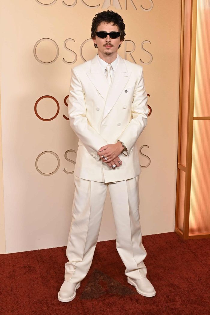  Timotheé Chalamet được đánh giá là ứng viên nặng ký của hạng mục Nam chính. Song ở những chặng cuối cuộc đua, việc vướng phải ồn ào khiến cơ hội chiến thắng của ngôi sao trẻ trở nên lung lay. Anh xuất hiện bảnh bao trên thảm đỏ với trang phục trắng ton sur ton của nhà mốt Givenchy, kết hợp phụ kiện kính râm và nhẫn cá tính. Ảnh: Shutterstock. 