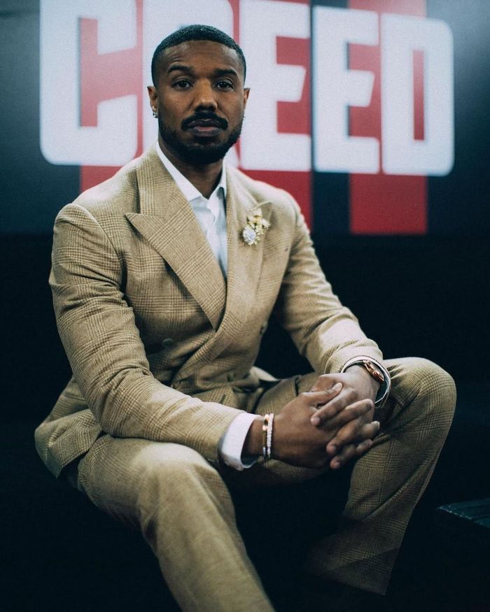  Michael B. Jordan để lại ấn tượng mạnh mẽ với một vai diễn có chiều sâu bậc nhất sự nghiệp. Smoke và Stack là hai mặt của một linh hồn bị tổn thương: Smoke ủ rũ, chìm trong ký ức mất mát, còn Stack lại bốc đồng và đầy giận dữ. Jordan khéo léo phân biệt hai nhân vật qua cảm xúc và ngôn ngữ cơ thể, giọng điệu và biểu cảm khuôn mặt, mang đến cho khán giả cảm giác như đang chứng kiến hai diễn viên hoàn toàn khác biệt. 