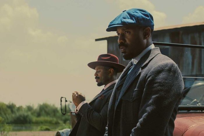  Sinners (tựa Việt: Tội đồ) lấy bối cảnh những năm 1950, khi luật Jim Crow vẫn phủ lớp bóng tối nặng nề trên miền Nam nước Mỹ. Hai anh em sinh đôi Smoke và Stack (cùng do Michael B. Jordan thủ vai) trở về quê nhà Mississippi sau thời gian dài lang bạt. Họ mở một quán rượu kiêm tụ điểm âm nhạc, nơi cả hai mong mỏi làm sống lại nhạc Blues - linh hồn của cộng đồng người da màu. 