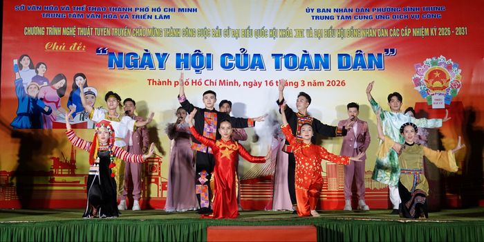 Tiết mục ca múa "Tôi yêu Tổ quốc tôi". Ảnh: THÚY BÌNH