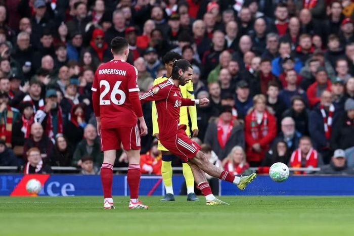Dominik Szoboszlai sút phạt hàng rào giúp Liverpool dẫn trước ở phút 18.