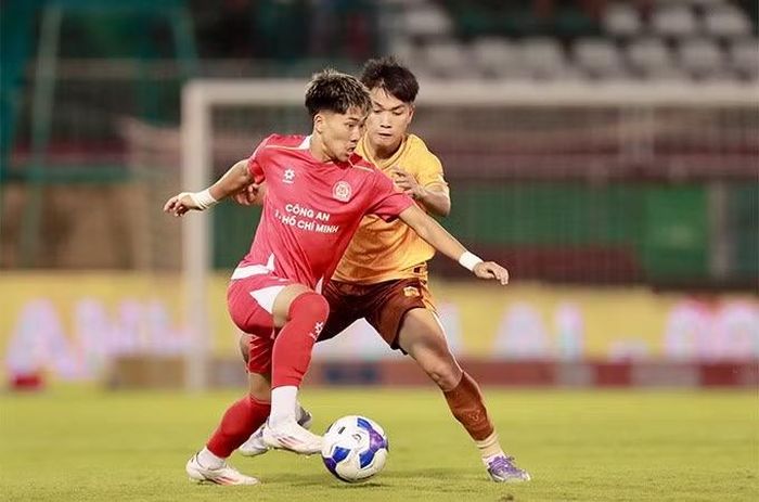 Phút 76, từ đường căng ngang chuẩn xác của đồng đội, Khoa Ngô di chuyển thông minh rồi dứt điểm cận thành lạnh lùng giúp CLB CA TP.HCM có trọn 3 điểm.