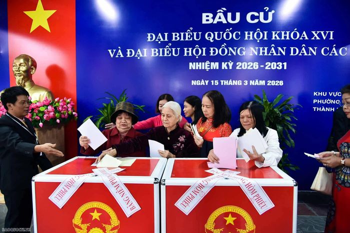 Đông đảo cử tri tham gia bỏ phiếu, thể hiện quyền làm chủ và trách nhiệm công dân trong ngày bầu cử. (Ảnh: Quang Hòa)