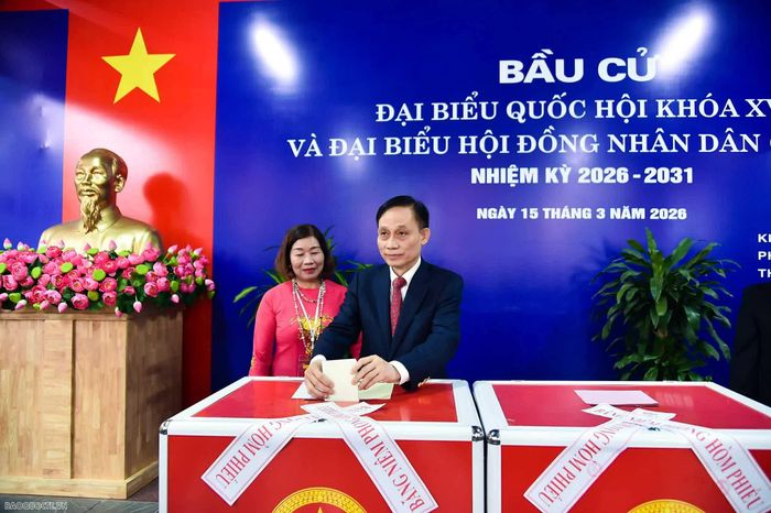 Ủy viên Bộ Chính trị, Bộ trưởng Ngoại giao Lê Hoài Trung thực hiện quyền và nghĩa vụ công dân, bỏ phiếu bầu đại biểu Quốc hội và đại biểu Hội đồng nhân dân các cấp. (Ảnh: Quang Hòa)