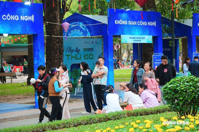 Khu vực không gian công nghệ dành cho những du khách đam mê công nghệ số.