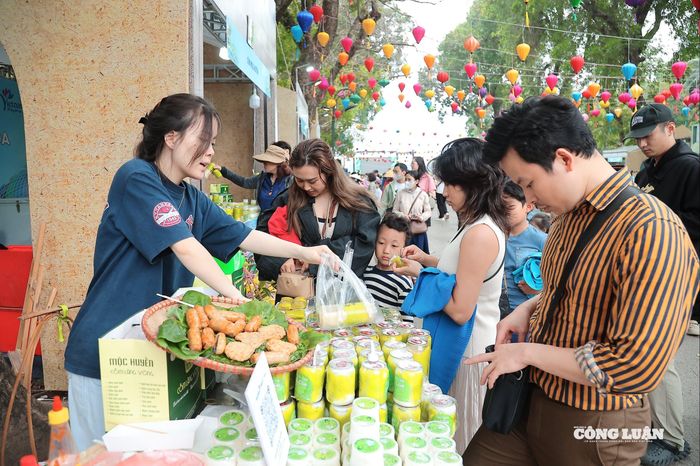 Gian hàng bày bán sản phẩm cốm làng Vòng tại Hà Nội.