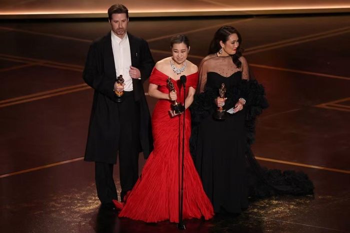 Chris Appelhans, Maggie Kang và Michelle Wong nhận giải Oscar cho Phim hoạt hình xuất sắc nhất với tác phẩm KPop Demon Hunters. Ảnh: Getty Images