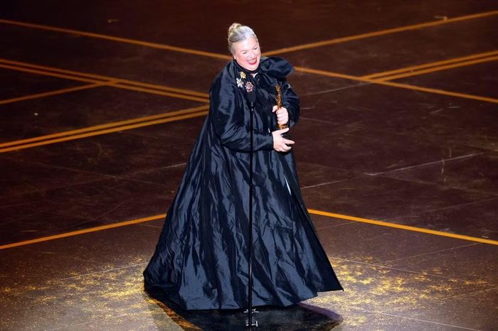 Kate Hawley giành giải Oscar cho Thiết kế trang phục xuất sắc nhất cho phim Frankenstein. Ảnh: Reuters