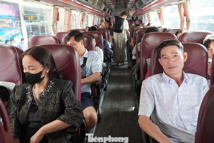 Mỗi xe chở khoảng 40 hành khách. Mỗi chuyến tàu có cả trăm khách cần trung chuyển. Thời gian trung chuyển từ ga Đà Nẵng đến ga Lăng Cô mất khoảng 1 tiếng đồng hồ.