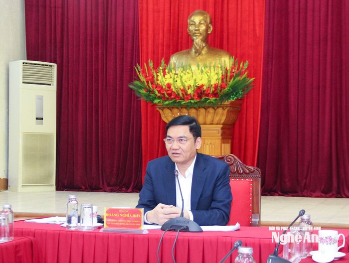 Đồng chí Hoàng Nghĩa Hiếu – Phó Bí thư Thường trực Tỉnh ủy, Chủ tịch HĐND tỉnh trao đổi tại hội nghị. Ảnh: Mai Hoa