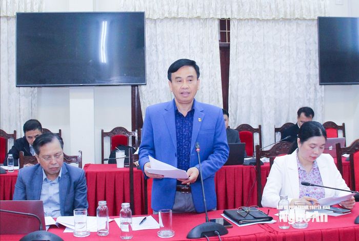 Phó Giám đốc Sở Văn hóa, Thể thao và Du Lịch Nguyễn Bá Hảo báo cáo công tác theo dõi, nắm bắt và xử lý thông tin sai sự thật trên báo chí và mạng xã hội thời gian qua. Ảnh: Mai Hoa