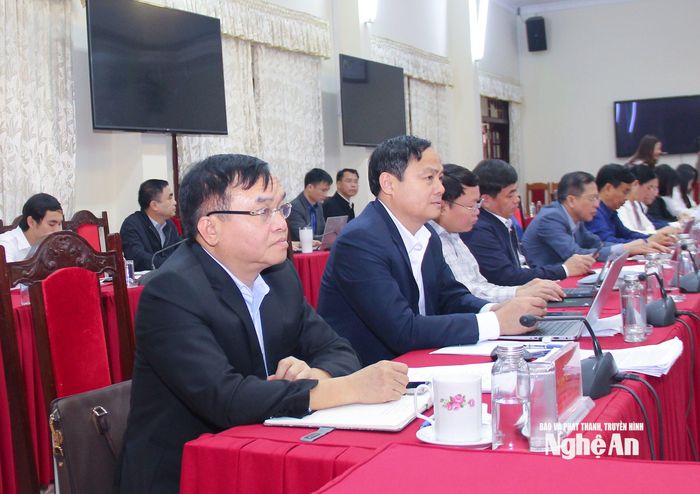 Các đồng chí lãnh đạo các ban Đảng, Tỉnh ủy tham dự hội nghị. Ảnh: Mai Hoa