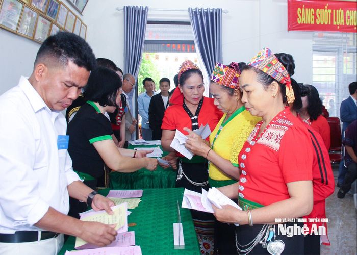 Cử tri xã Quỳ Hợp thực hiện quyền, nghĩa vụ và trách nhiệm công dân trong ngày bầu cử. Ảnh: Mai Hoa