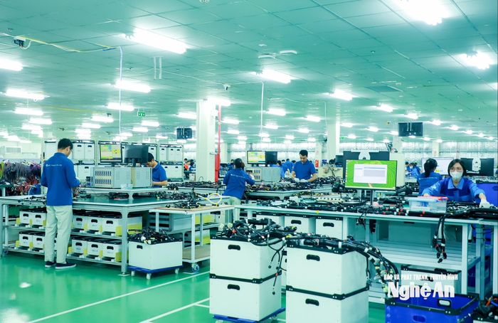 Công nhân làm việc tại nhà máy trong KCN VSIP Nghệ An, xã Hưng Nguyên. Ảnh: Thành Duy