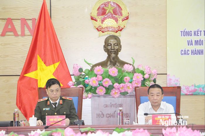 Các đồng chí Ủy viên Ban Thường vụ Tỉnh ủy: Nguyễn Văn Đệ – Phó Chủ tịch UBND tỉnh; Thiếu tướng Đinh Việt Dũng – Giám đốc Công an tỉnh đồng chủ trì tại điểm cầu Nghệ An. Ảnh: T.V