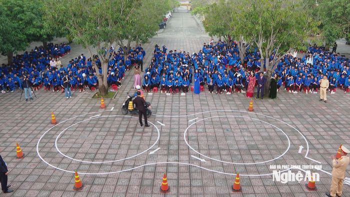 Hướng dẫn kỹ năng lái xe an toàn cho cán bộ, giáo viên và học sinh. Ảnh: Nguyễn Nam