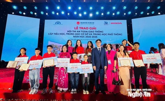 Các giáo viên và học sinh Nghệ An tại lễ trao giải cuộc thi. Ảnh: P.V
