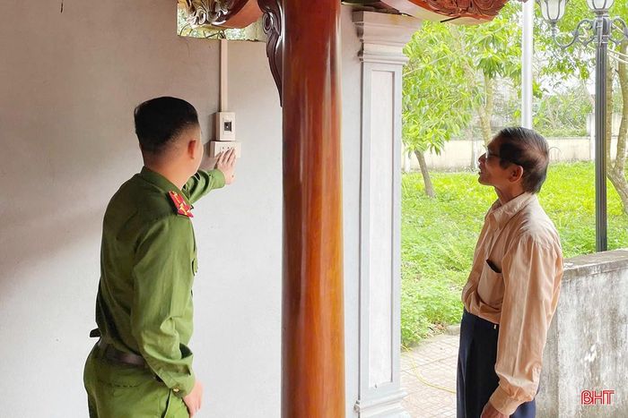Cán bộ Đội CC&CNCH khu vực Hương Sơn kiểm tra hệ thống điện, hướng dẫn sử dụng bình chữa cháy xách tay tại đền Trúc (xã Tứ Mỹ).