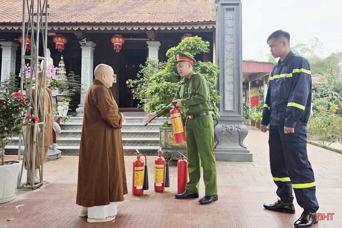 Cán bộ Đội CC&CNCH khu vực Hương Sơn tuyên truyền về PCCC và hướng dẫn sử dụng bình chữa cháy xách tay tại chùa Yên Mã.