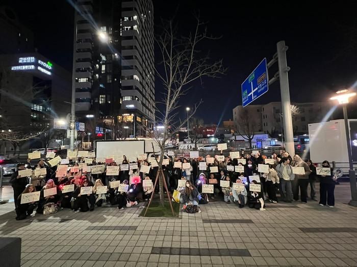 Người hâm mộ quốc tế của ENHYPEN tập trung biểu tình trước trụ sở của HYBE tại Seoul vào ngày 12 tháng 3. (Ảnh do Shivani Srinivasan cung cấp)