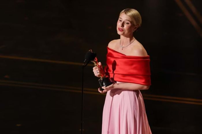 Jessie Buckley nhận giải Nữ diễn viên chính xuất sắc. Ảnh: Getty Image