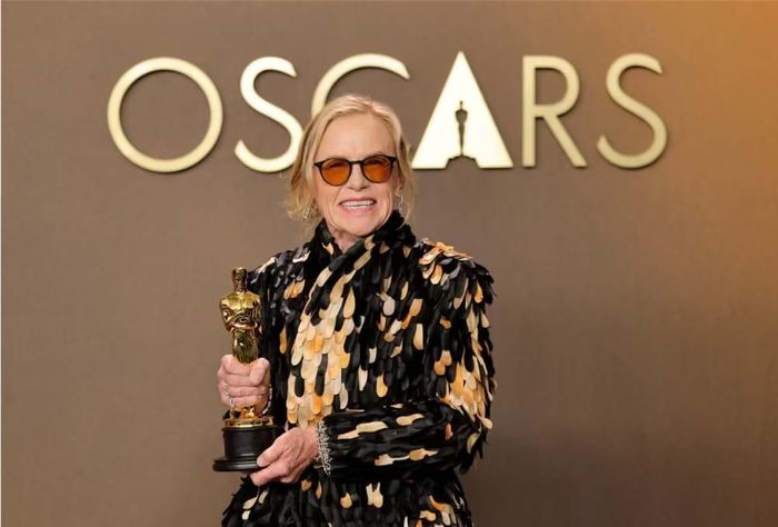 Amy Madigan nhận giải ở tuổi 75. Ảnh: Getty Image 