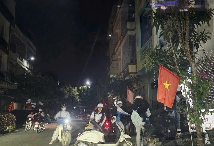 Học sinh tan ca tại lớp học thêm buổi tối ở phố Nghiêm Quý Ngãi, phường Hàm Rồng.