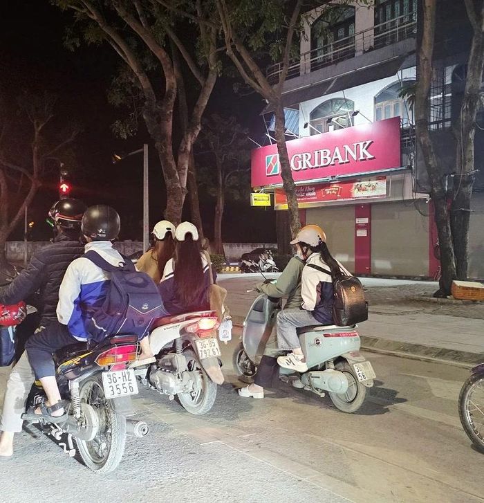 Hình ảnh phụ huynh đưa con đến các lớp học thêm buổi tối.